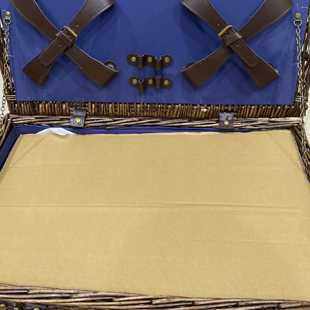 Pottery barn picnic basket - Picture 14 of 16